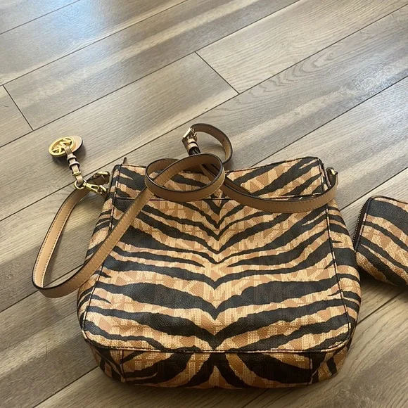 Michael Kors print crossbody and matching wallet - Picture 4 of 13